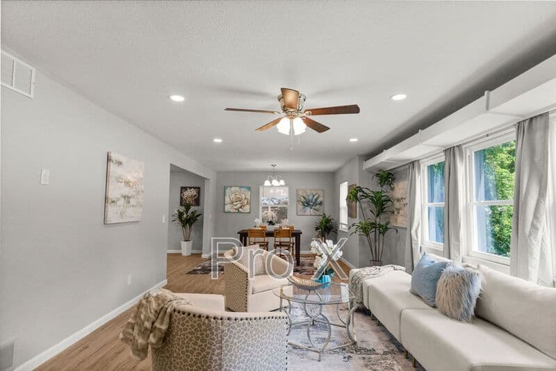 Fayetteville House: 2300 W Holly St