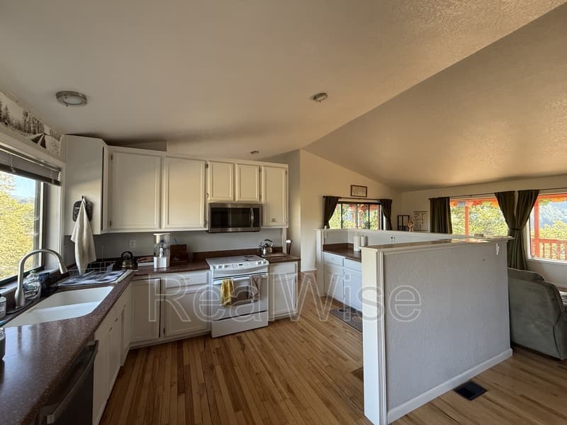 Roseburg House: 539 Hatfield Dr