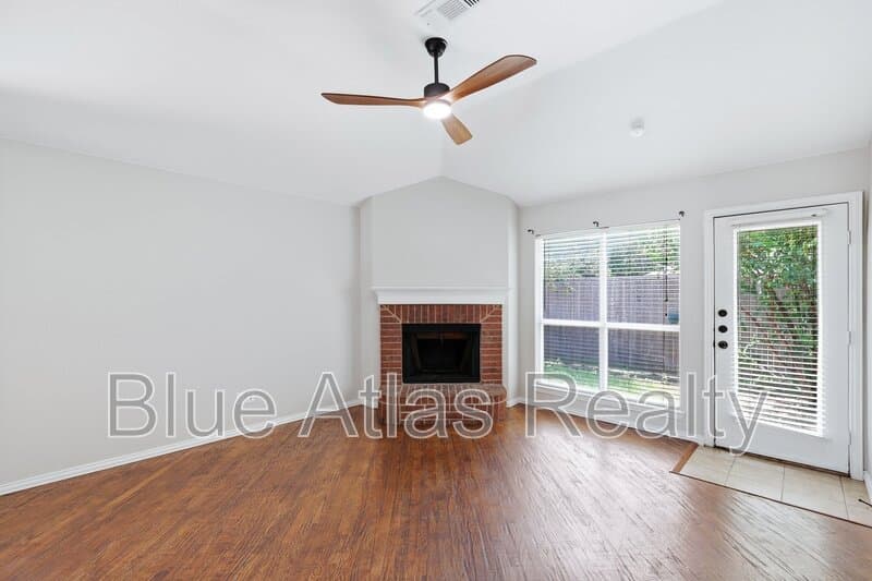 Little Elm House: 1012 Waterview Drive