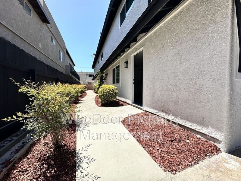 Santa Ana Condo: 810 S Flower St.