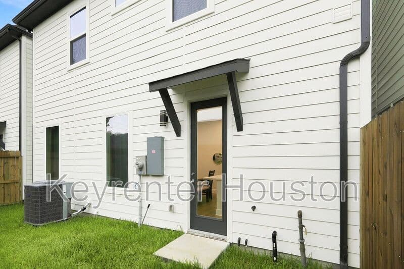 Houston House: 835 Dorchester Street