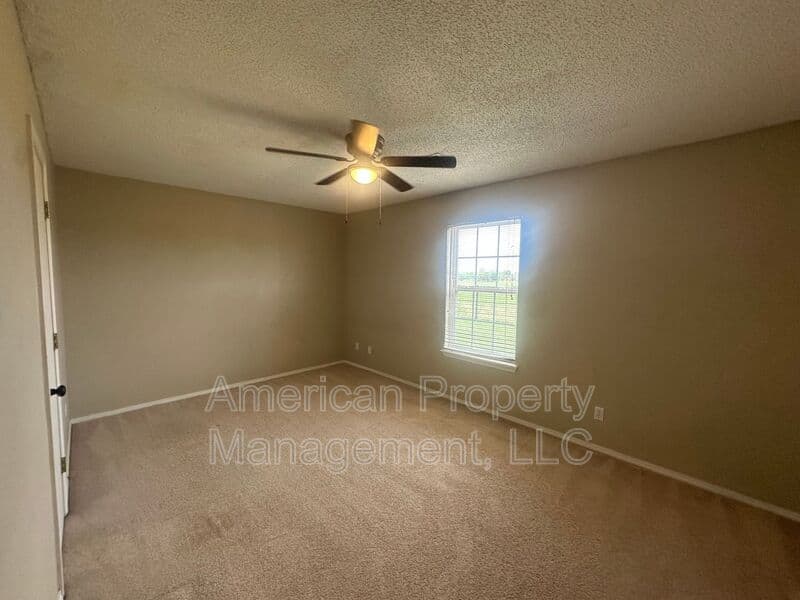 Bartlesville House: 4704 NE Wisconsin St
