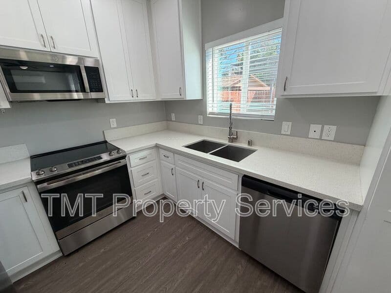 Sacramento House: 1811 Helena Avenue