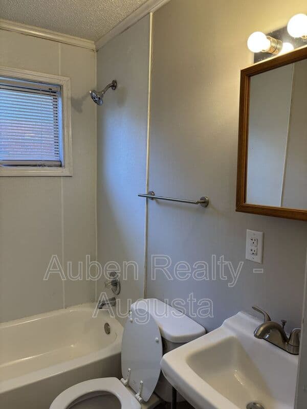 Augusta House: 2165 1/2 Telfair Street