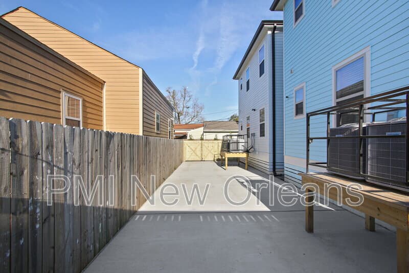 New Orleans Townhome: 2232 Bienville St