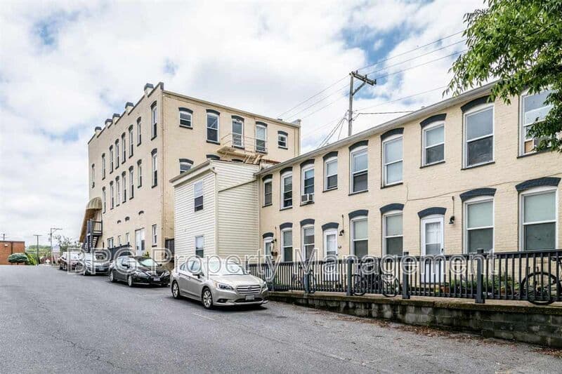 Harrisonburg House: 22 W Wolfe