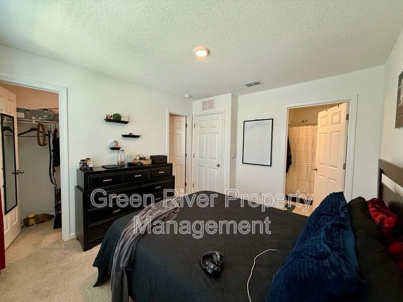 Jacksonville House: 4922 Earthshine Road
