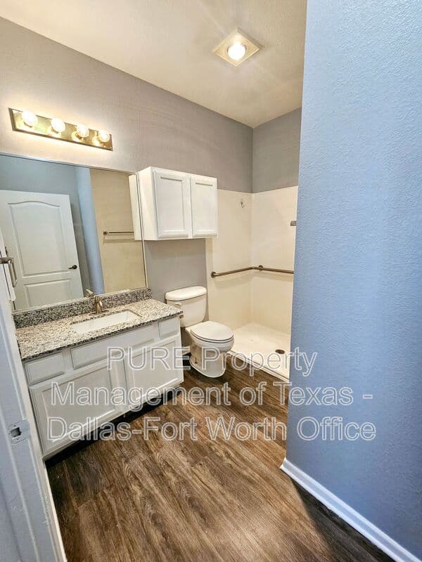 Grapevine Apartment: 400 Glade Road
