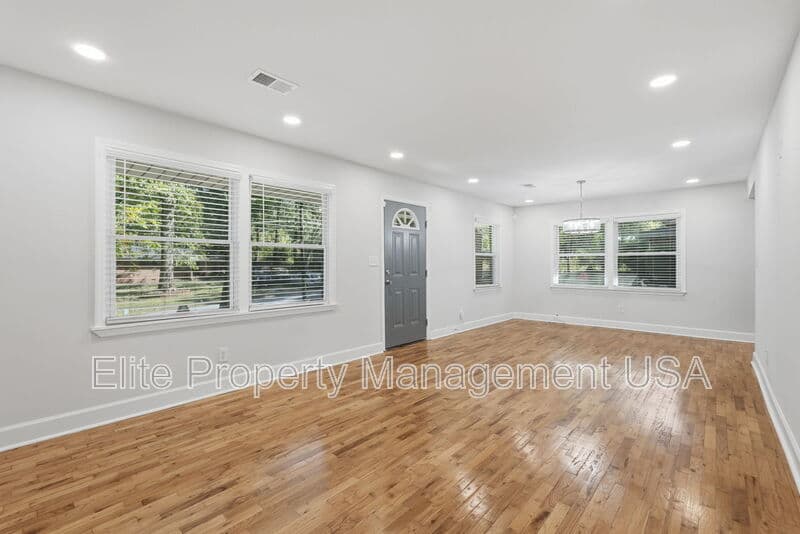 Decatur House: 1395 Dennis Drive