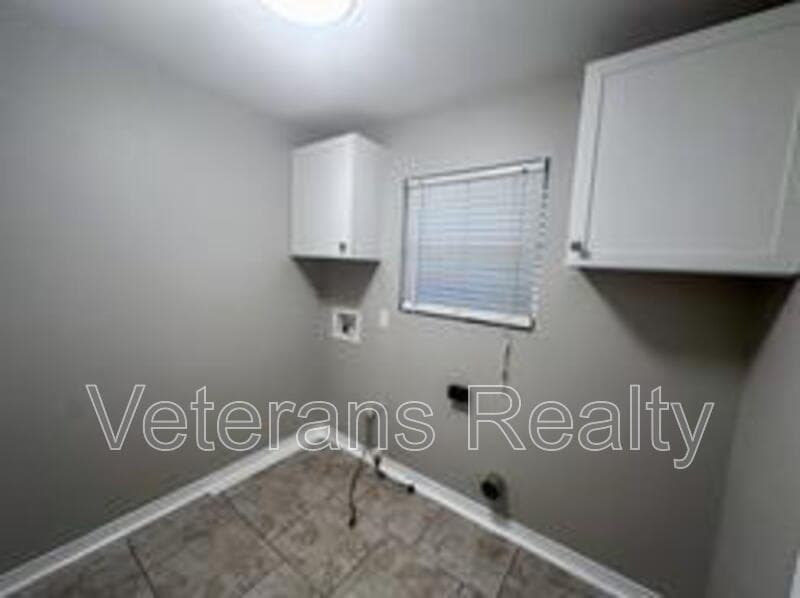 Long Beach House: 113 Alverado Dr