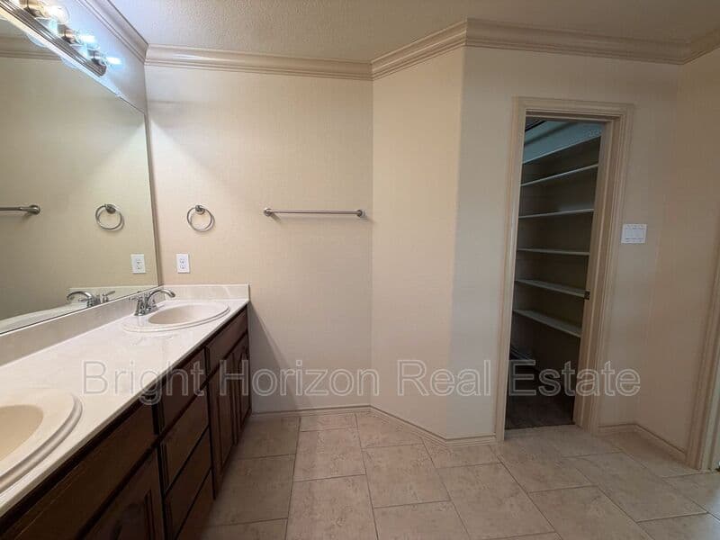 Fort Worth House: 5049 Britton Ridge Lane