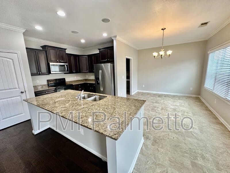 Elgin House: 423 Easy Goer Ct