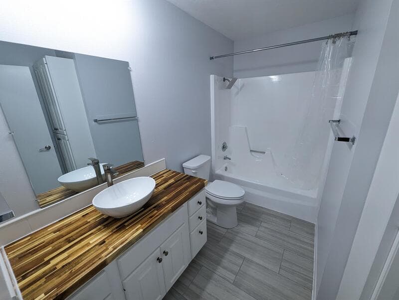 Pella Condo: 223 Carson Street - 3