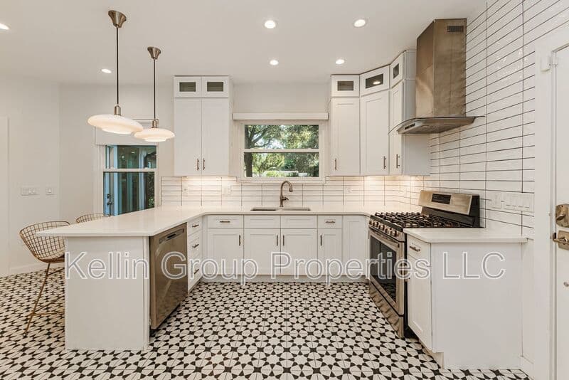 Lakeland House: 1203 Easton Dr