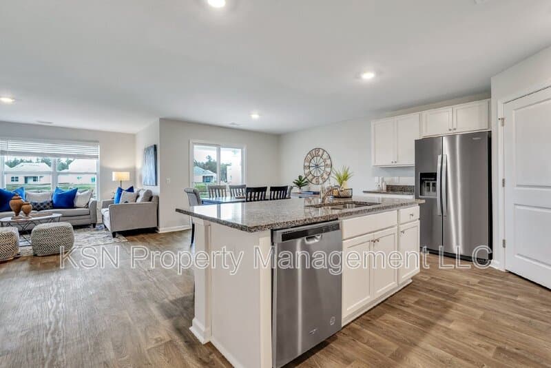 Bloomingdale House: 224 Skylark Rd