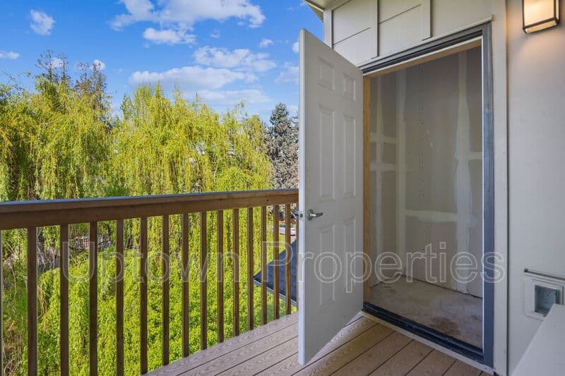 Fairview House: 2655 NE 205th Ave