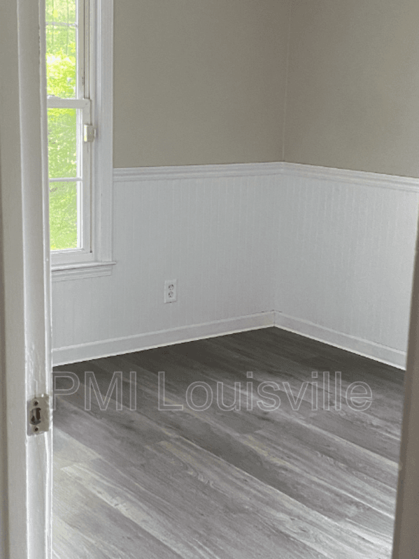 Crestwood House: 1015 W Moody Ln MK