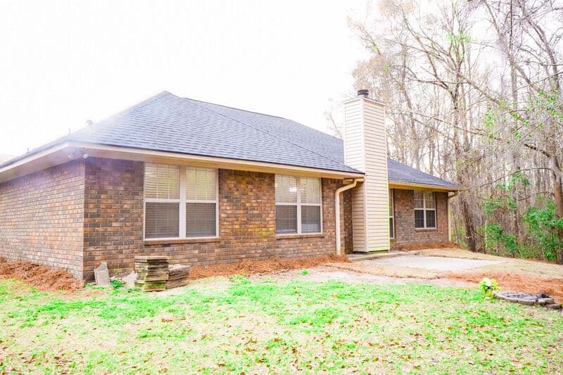 Midway House: 438 Edgewater Dr