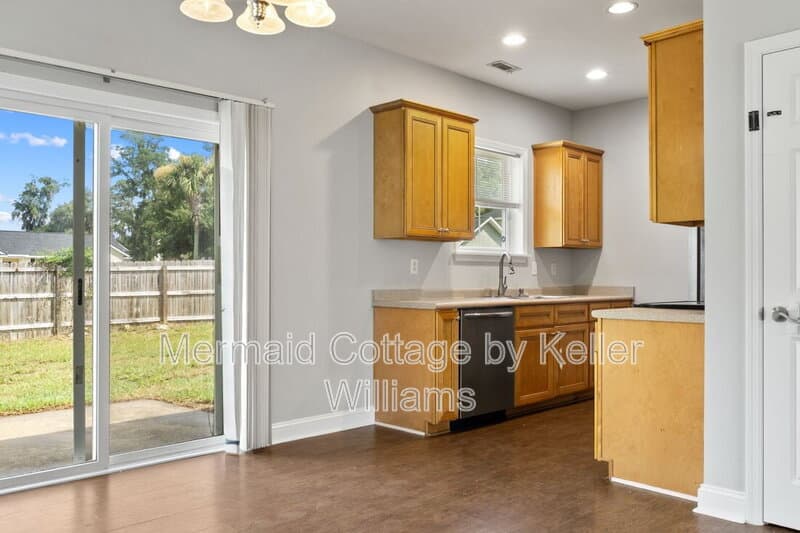 Beaufort House: 50 Spearmint Cir