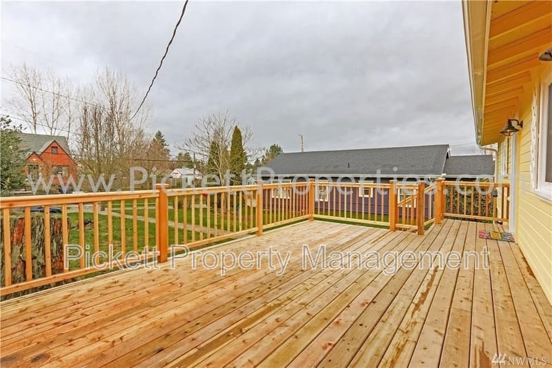 Bremerton House: 1120 Cogean Ave