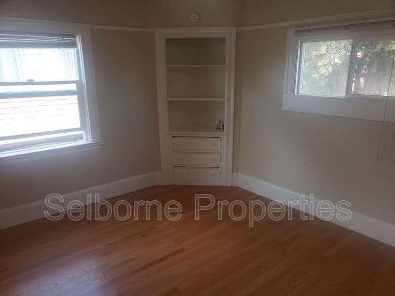 Oakland House: 546 Merrimac St
