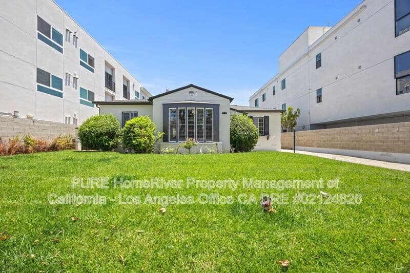 Los Angeles House: 1534 Hayworth Ave