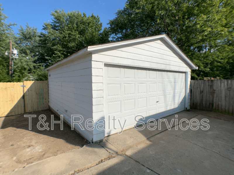 Fortville House: 733 Laurel Lane