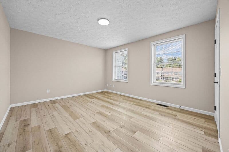 Bloomfield Apartment: 35 oakmount Avenue
