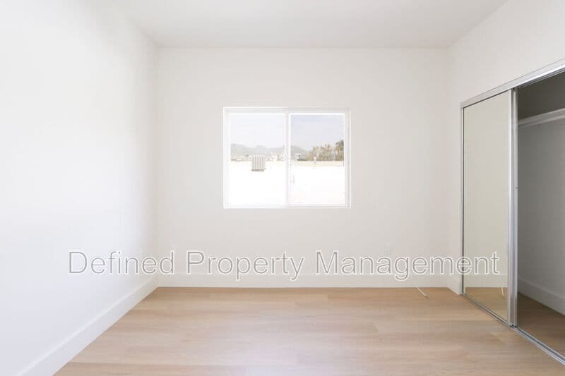 Los Angeles Condo: 1325 N Poinsettia