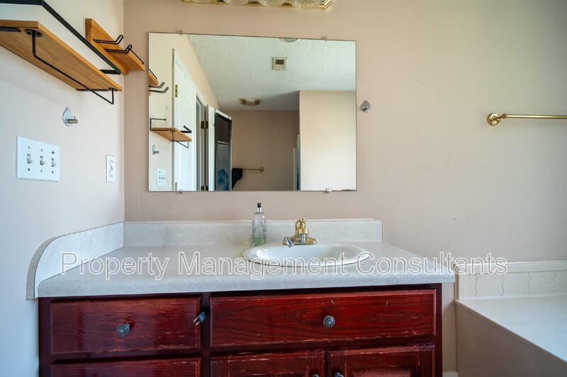 Huntsville House: 1060 Old Monrovia Road Northwest