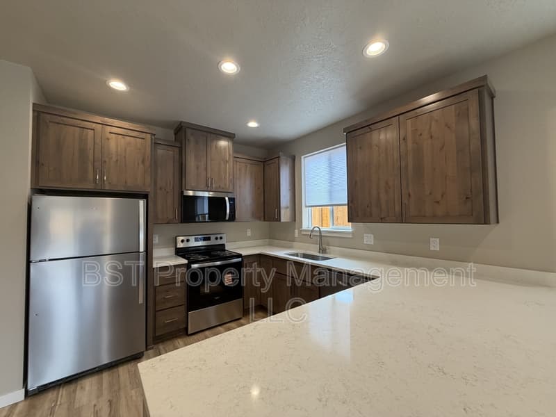 Keizer Townhome: 4035 Filbert St NE, Keizer, OR 97303