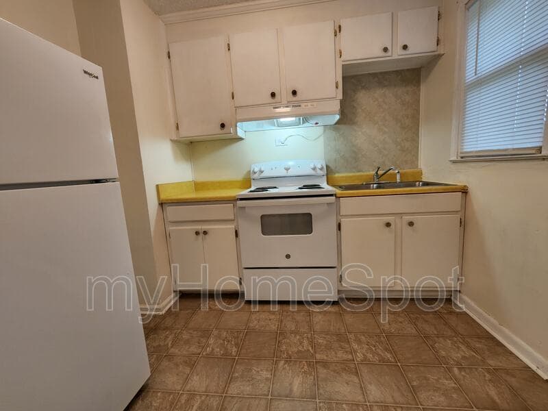 Pensacola House: 109 NW Gilliland Rd