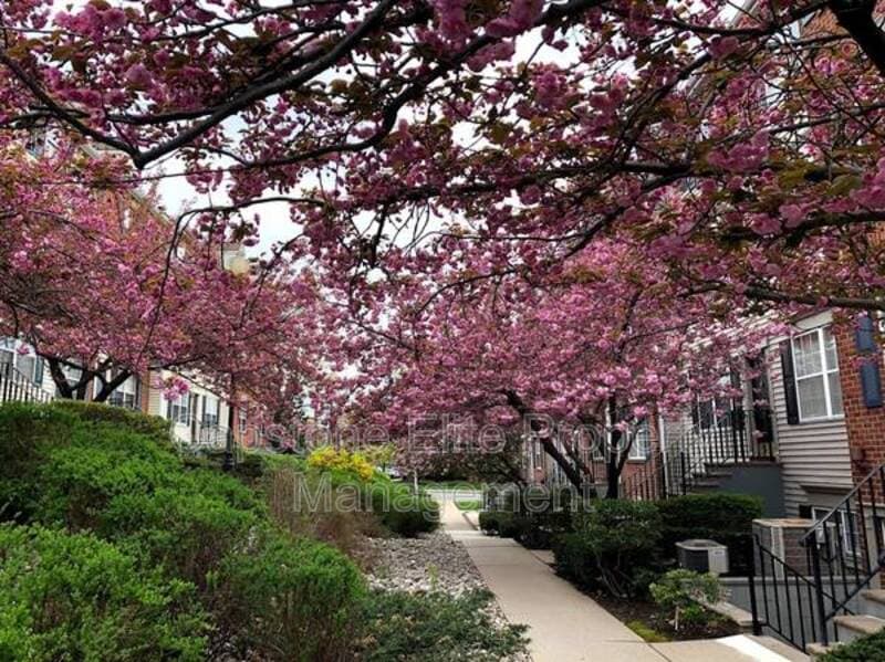 Newark Condo: 37 Howard Court