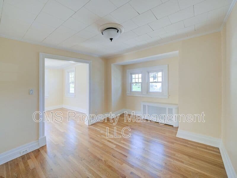 West Orange House: 14 Winding Way