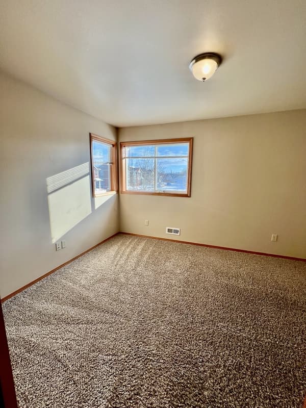 Lynden House: 1676 Lexi Loop - B