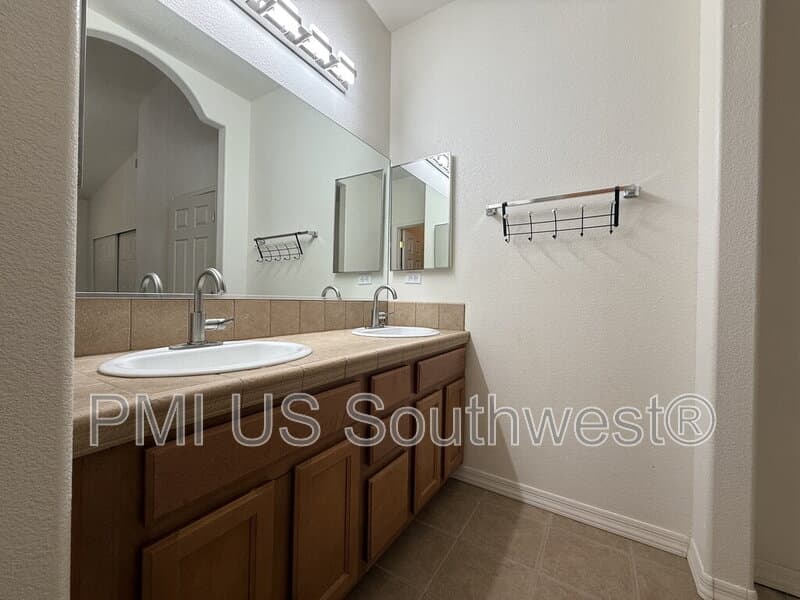 Fort Mohave House: 2060 Mesa Verde Way