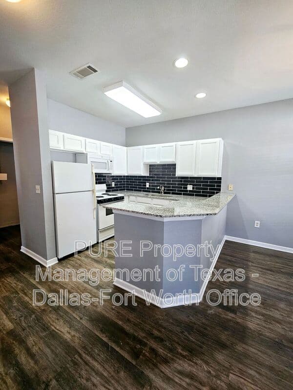 Grapevine Apartment: 400 Glade Road