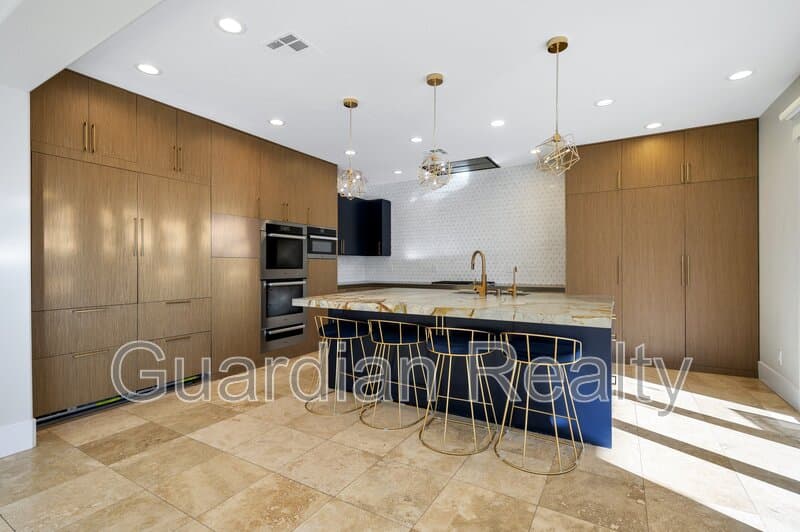 Henderson House: 2485 Sturrock Dr