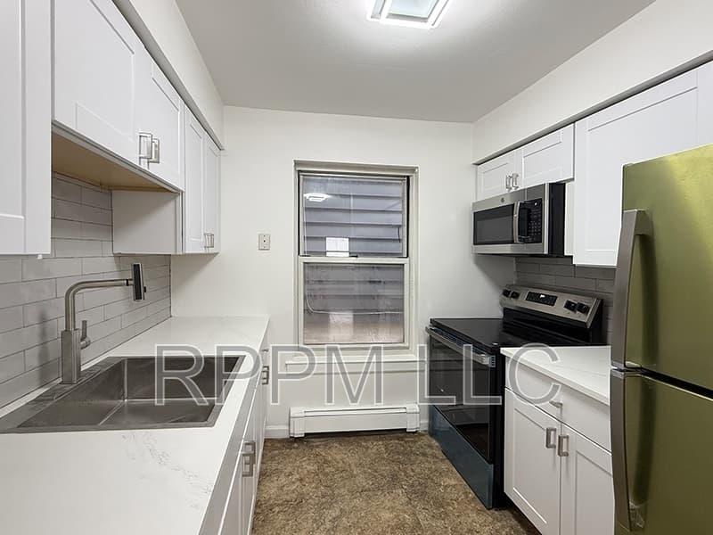 Belleville Condo: 19 Van Rensselear St APT 2