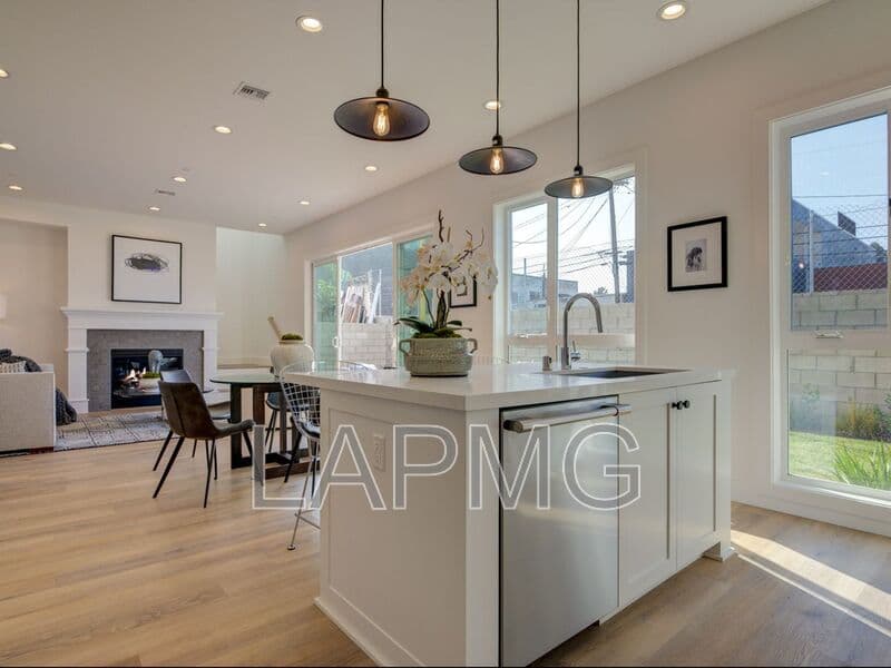 Los Angeles House: 6016 Comey Ave