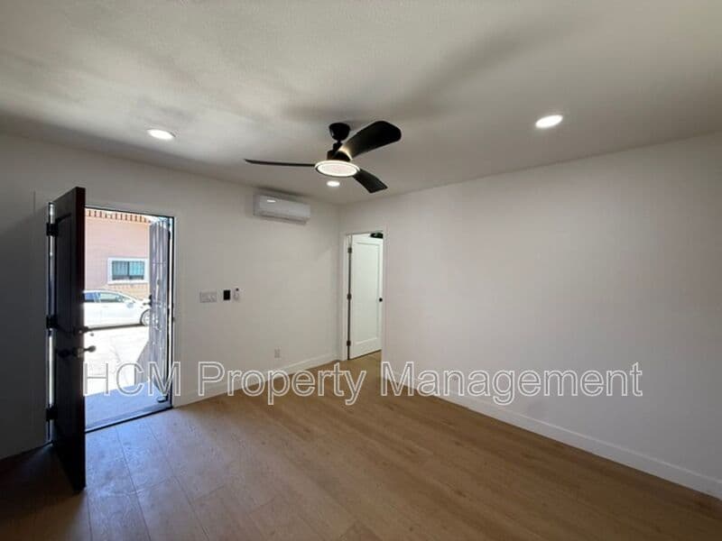 Long Beach House: 1048 Cedar Ave