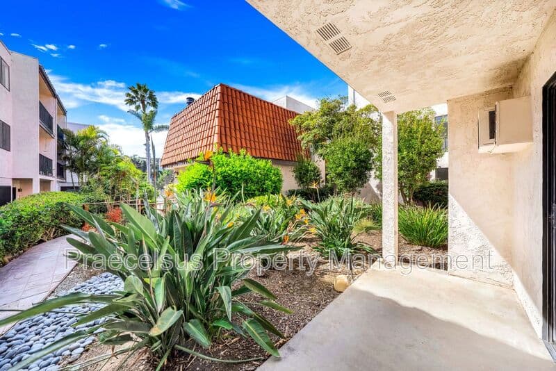 San Diego House: 6780 Friars Rd