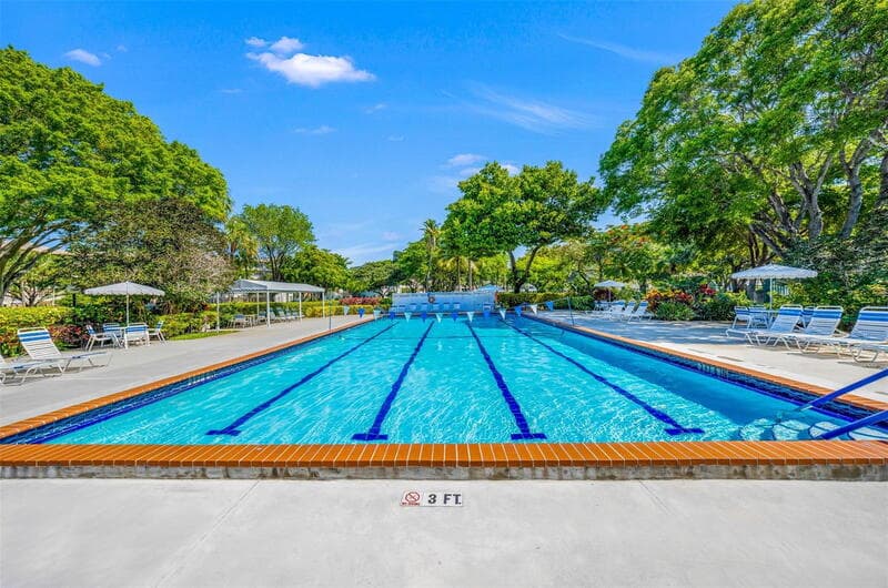 POMPANO BEACH Condo: 3641 Oaks Clubhouse Drive