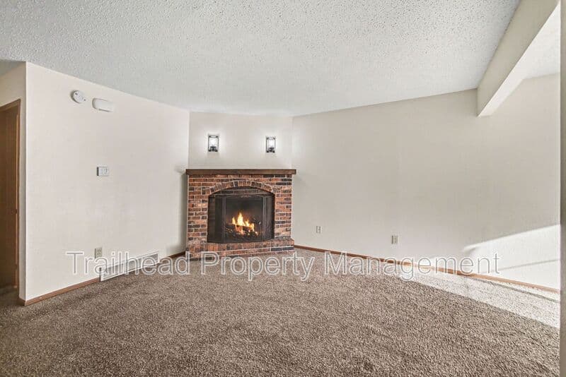 Blue Springs House: 410 NW Nottingham Lane