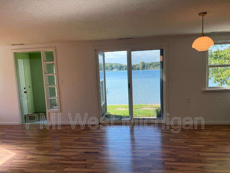 Wayland House: 12495 Oakwood Shores Street