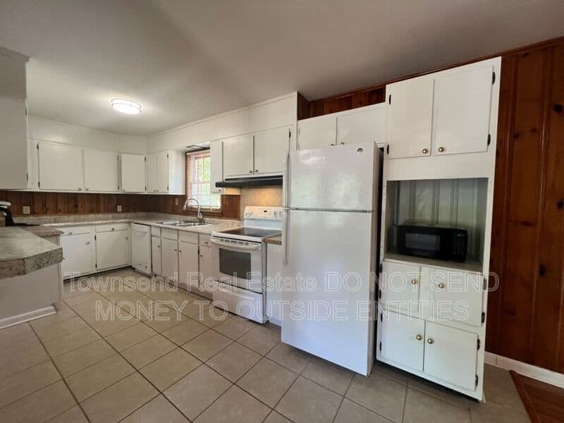 Fayetteville House: 1812 Conover Dr