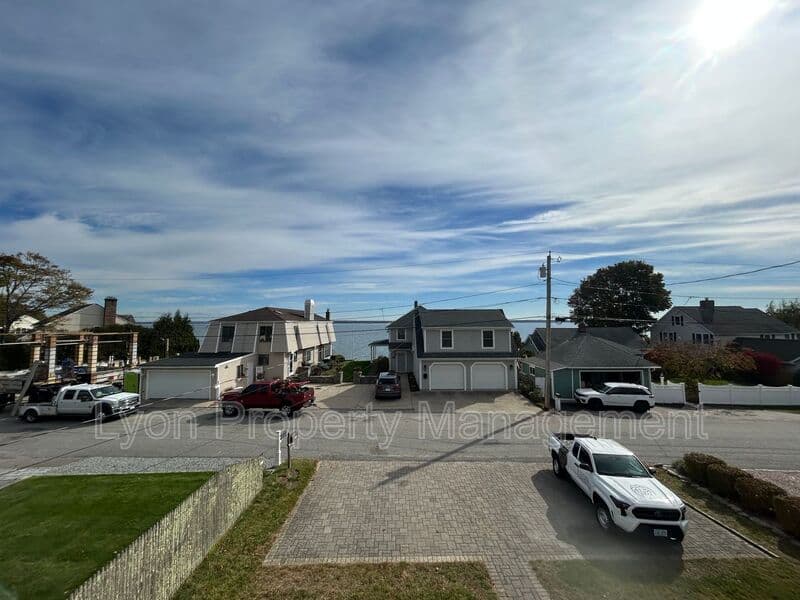 North Kingstown House: 180 Sauga Ave
