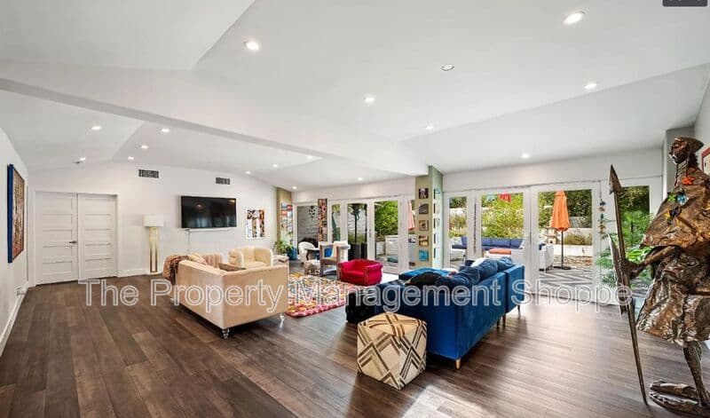 Ojai House: 820 Foothill Lane