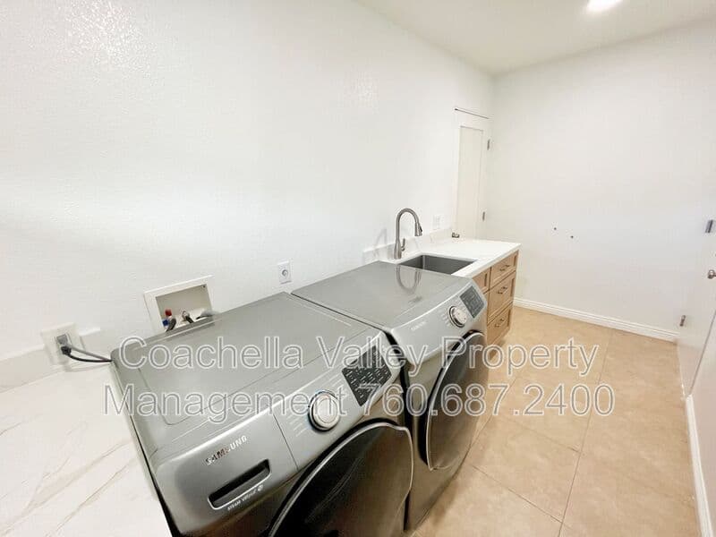 Palm Springs House: 372 W Dominguez Rd
