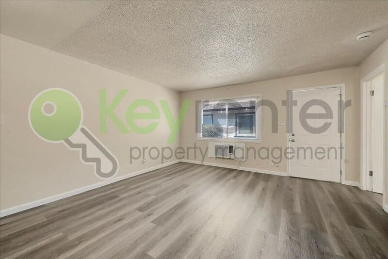 Sacramento House: 1071 Santiago Ave
